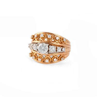 gros plan d'une bague en or avec des diamants sur fond blanc