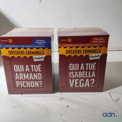 deux boîtes de nourriture posées l'une à côté de l'autre sur un plan de travail