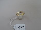 une bague posée sur une table, avec une étiquette de prix attachée