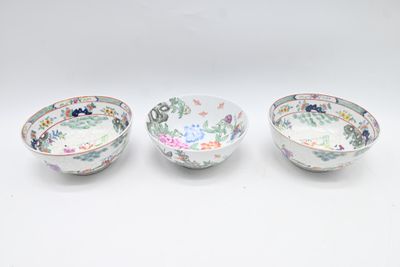 Lot de trois bols en porcelaine émaillée polychrome, dont un…