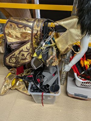 un mannequin vêtu de nombreux vêtements et accessoire
