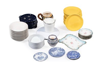 beaucoup d'assiettes, de tasses et de bols sur la table