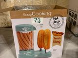 une boîte de petits pains à hot-dog posée sur un comptoir