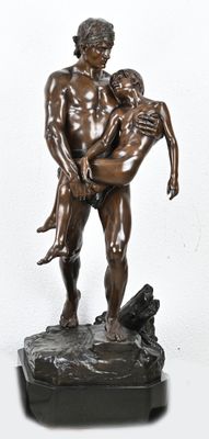statue en bronze représentant un homme tenant un enfant sur un rocher