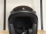 un casque posé sur une table