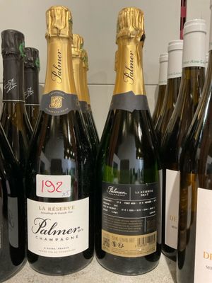 plusieurs bouteilles de vin sont alignées sur un comptoir