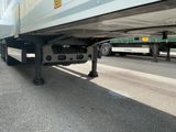 un camion semi-remorque garé sur le côté de la route