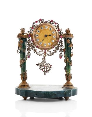 une horloge posée sur une table