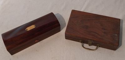 paire de boîtes anciennes en bois avec des ferrures en laiton sur fond blanc