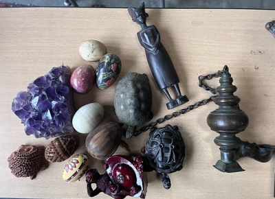 une table en bois sur laquelle sont posés divers objets