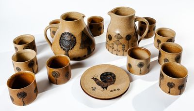 beaucoup de tasses et de soucoupes sur la table