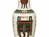 un vase blanc orné de motifs orientaux