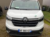 la camionnette blanche est garée devant un bâtiment