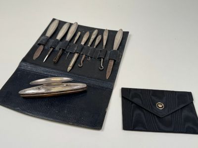 une photo d'un étui en cuir contenant un couteau et d'autres outils