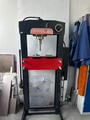 une machine posée sur un support dans une pièce