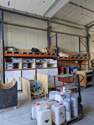un garage avec beaucoup d'objets sur les étagères