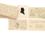 quatre morceaux de vieux papier comportant des notes manuscrites et le dessin du profil d'un homme