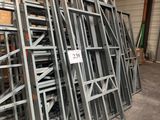 de nombreux cadres métalliques empilés dans un entrepôt