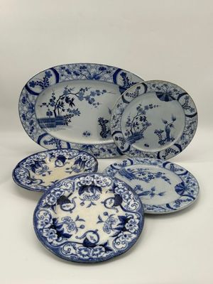 un ensemble d'assiettes bleues et blanches empilées les unes sur les autres