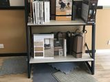 une bibliothèque sur laquelle sont rangés de nombreux livres
