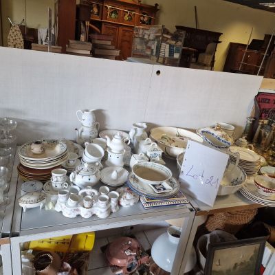 une table sur laquelle se trouvent beaucoup de plats et de tasses