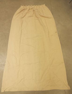 Trois paires de rideaux à motif sur fond beige.