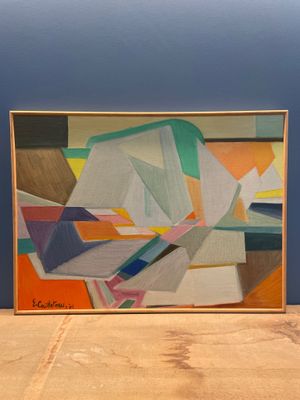 peinture représentant des formes abstraites sur un mur bleu dans une pièce