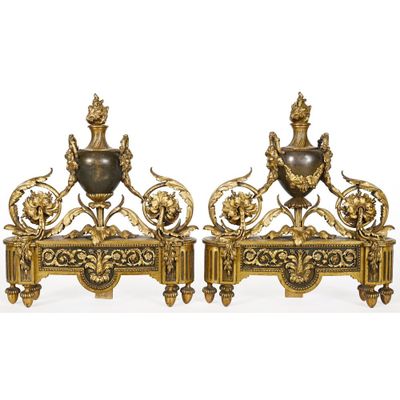 paire de vases français anciens en bronze et doré, posés sur des bancs