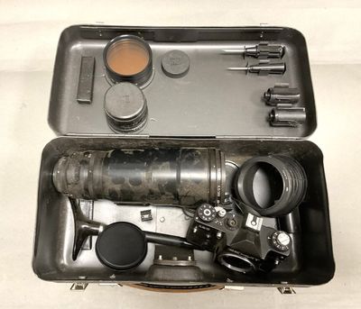 un étui métallique contenant un appareil photo et d'autres objets