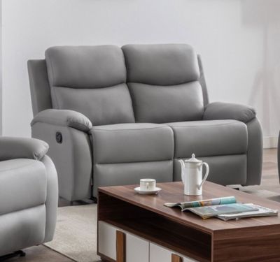 deux fauteuils inclinables et une table basse dans un salon