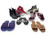 Plusieurs paires de chaussures sont alignées sur une surface blanche