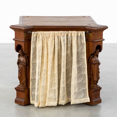 une petite table recouverte d'un rideau