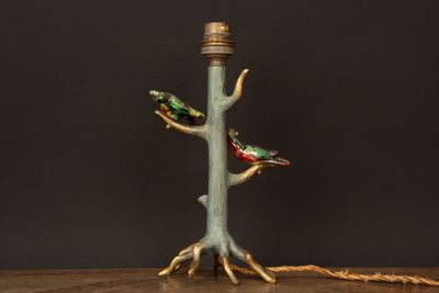 deux oiseaux perchés sur une branche d'un lampadaire
