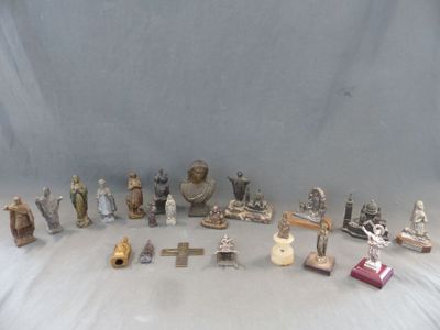 un grand nombre de figurines posées sur une table