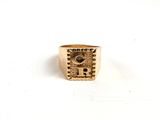 gros plan d'une bague en or sur une surface blanche