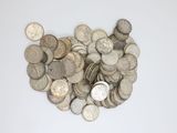une pile de pièces d'argent sur une surface blanche