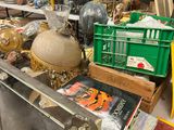 il y a plein de choses sur la table dans la pièce