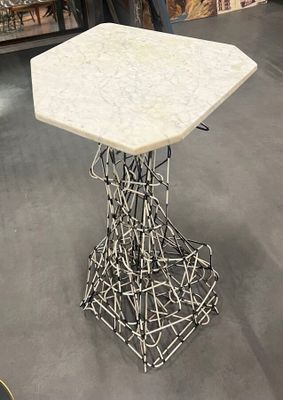 une table au plateau en marbre exposée dans un magasin