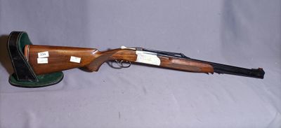 a rifle that is sitting on top of a table