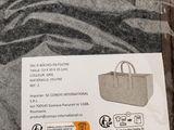 un sac posé sur une couverture