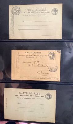 trois enveloppes noires empilées les unes sur les autres sur une table