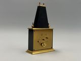 une image représentant une horloge avec un cadran