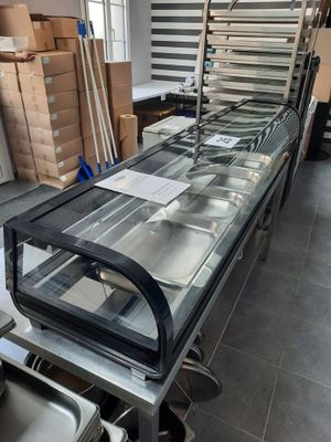 une vitrine en verre au milieu d'une pièce