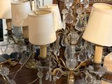 une table sur laquelle sont posées plusieurs lampes