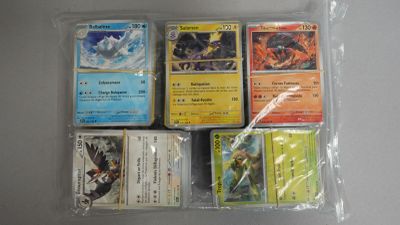beaucoup de cartes Pokémon dans un sac posé sur la table