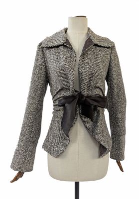 une image d'une veste de femme sur un mannequin