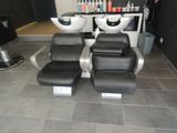 deux chaises et une table dans un salon