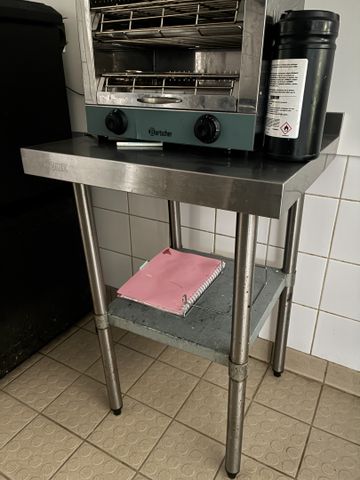 Petite table inox à dosseret 80x80, tablette d’entrejambe, de mar...