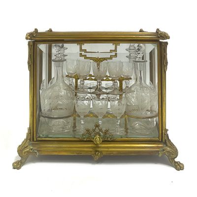 une vitrine contenant tout un tas de verres à vin