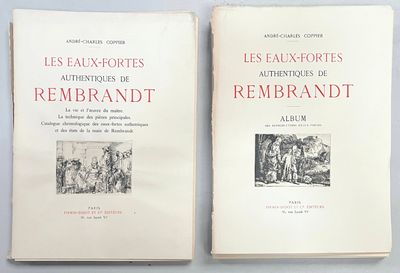 deux livres sont posés l'un à côté de l'autre sur une table